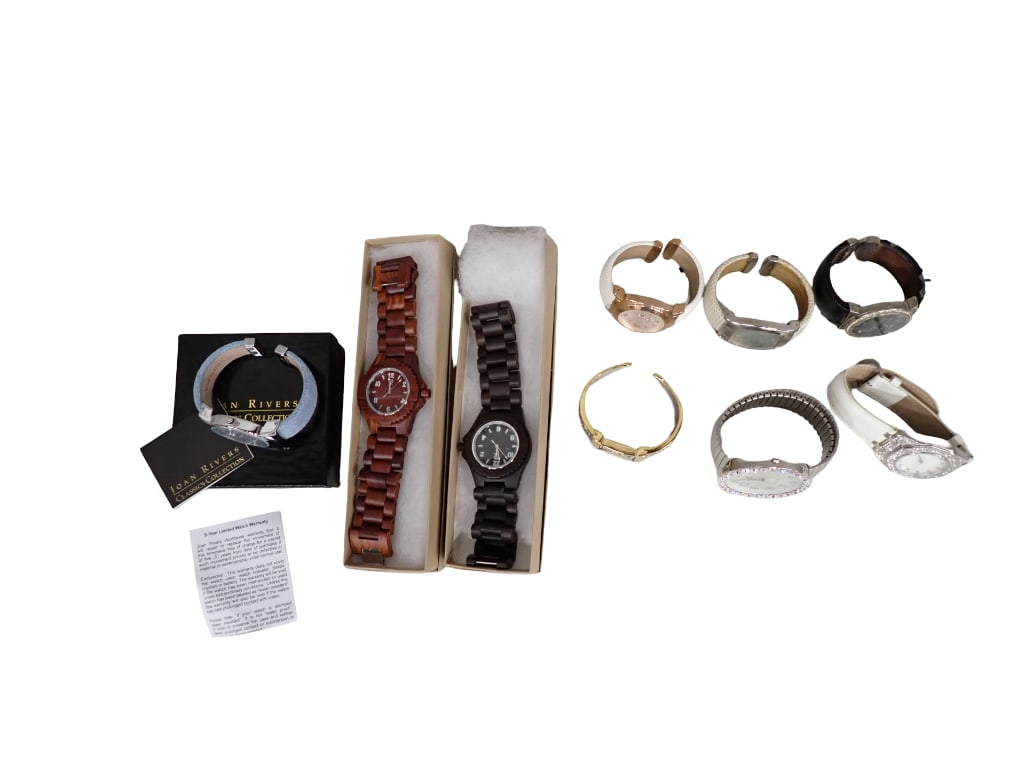 Lot of Watches: Lot of Watches Condition: untested All pictures are considered part of the description and should be examined carefully by bidders. Live Auctioneers is now offering Live Shipping through