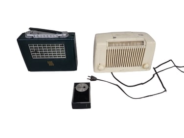 3 Vintage Radios incl Green Motorola Model 52L1A, Arvin Model 552-AN, Realtone