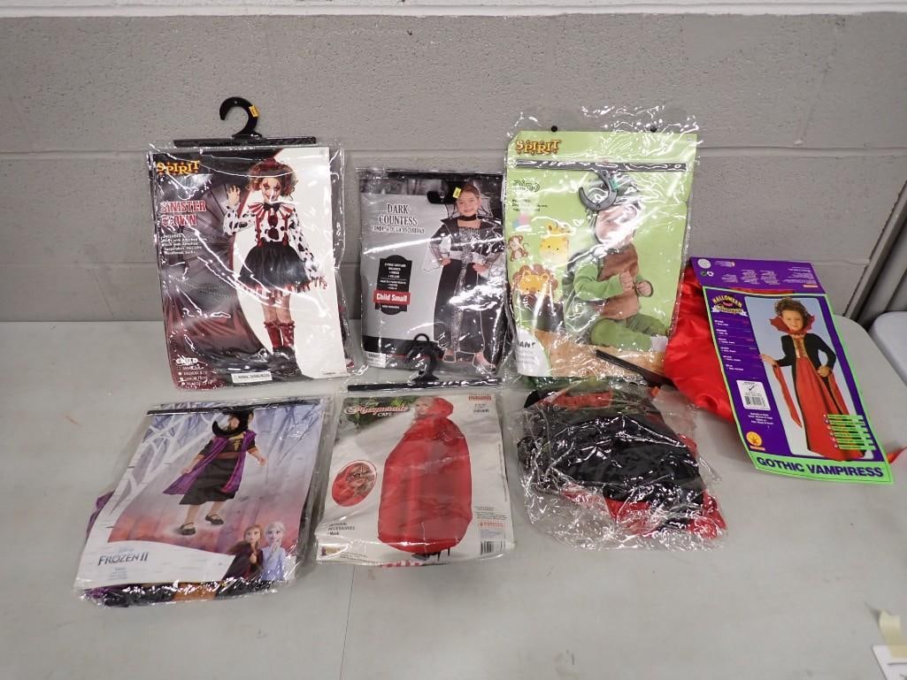 Halloween Costumes: Halloween Costumes Condition: unchecked for completeness and condition All pictures are considered part of the description and should be examined carefully by bidders. Live Auctioneers i