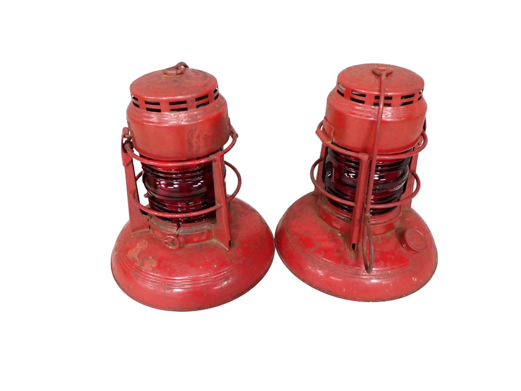 2 Vintage Dietz No 40 Traffic Guard Kerosene Lanterns with Red Glass (1 of 13)