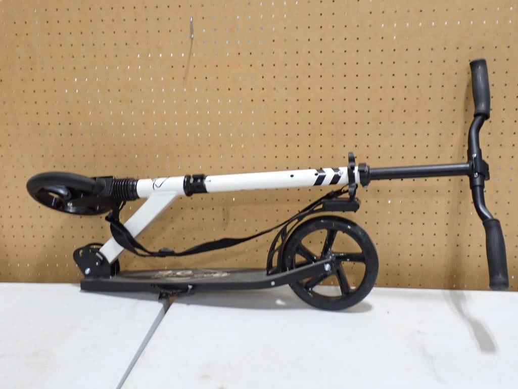 Lascoota Folding Kick Scooter: Lascoota Folding Kick Scooter All pictures are considered part of the description and should be examined carefully by bidders. Live Auctioneers is now offering Live Shipping through them. This is an o