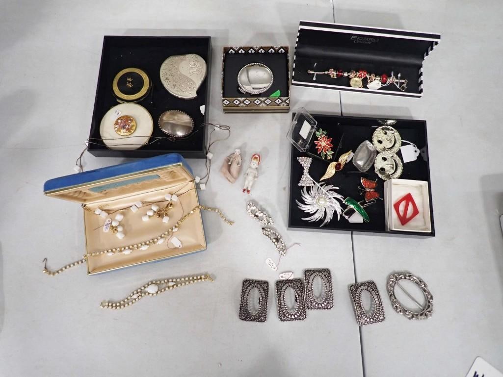 Lot of Costume Jewelry and Compacts Mostly Vintage incl Rhinestone, Etc: Lot of Costume Jewelry and Compacts Mostly Vintage incl Rhinestone, Etc. Includes a Monet compact. All pictures are considered part of the description and should be examined carefully by bidder