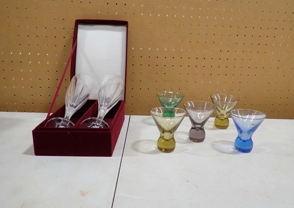 2 Crystal Legends by Godinger Champagne Flutes and 5 Colored Glass Liqueur Glasses (1 of 8)