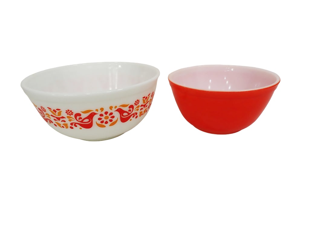 Vintage Pyrex Friendship Pattern Mixing Bowls 403 2.5 Qt Friendship Pattern on Opal and 402 1.5 Qt: Vintage Pyrex Friendship Pattern Mixing Bowls 403 2.5 Qt Friendship Pattern on Opal and 402 1.5 Qt Poppy/Red (c. 1971-1974) All pictures are considered part of the description and should be examined