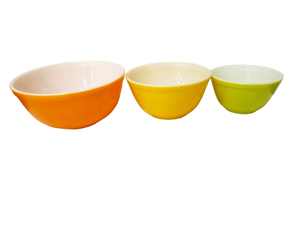 Vintage Pyrex Daisy Pattern 3 piece mixing bowl set, 401 1.5 pt. yellow, 402 1.5 qt. light orange, 4: Vintage Pyrex Daisy Pattern 3 piece mixing bowl set, 401 1.5 pt. yellow, 402 1.5 qt. light orange, 403 2.5 qt. orange (ca. 1968 - 1973) All pictures are considered part of the description and should