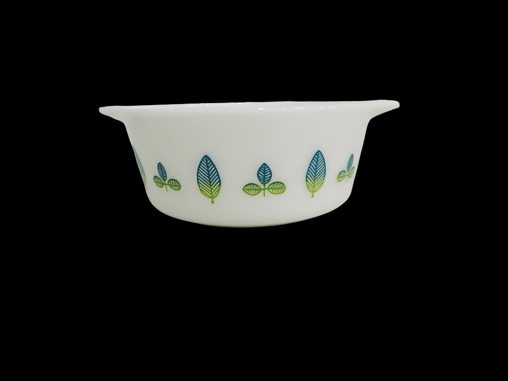 Vintage Pyrex 472 Bowl from Twin Server Promotional Set circa 1959, Blue and Green Leaf: Vintage Pyrex 472 Bowl from Twin Server Promotional Set circa 1959, Blue and Green Leaf All pictures are considered part of the description and should be examined carefully by bidders. Live Auctione