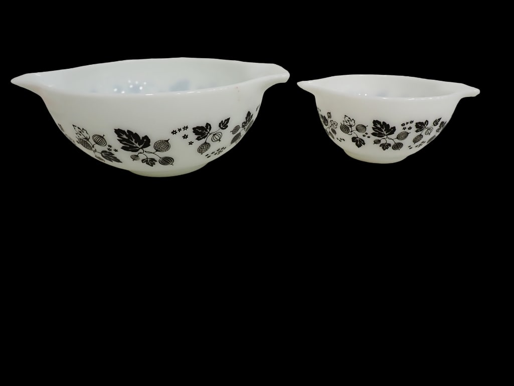 Vintage Pyrex Black Gooseberry Cinderella Bowls 402 and 404 Black Pattern on Opal circa 1957-1962: Vintage Pyrex Black Gooseberry Cinderella Bowls 402 and 404 Black Pattern on Opal circa 1957-1962 All pictures are considered part of the description and should be examined carefully by bidders. Liv