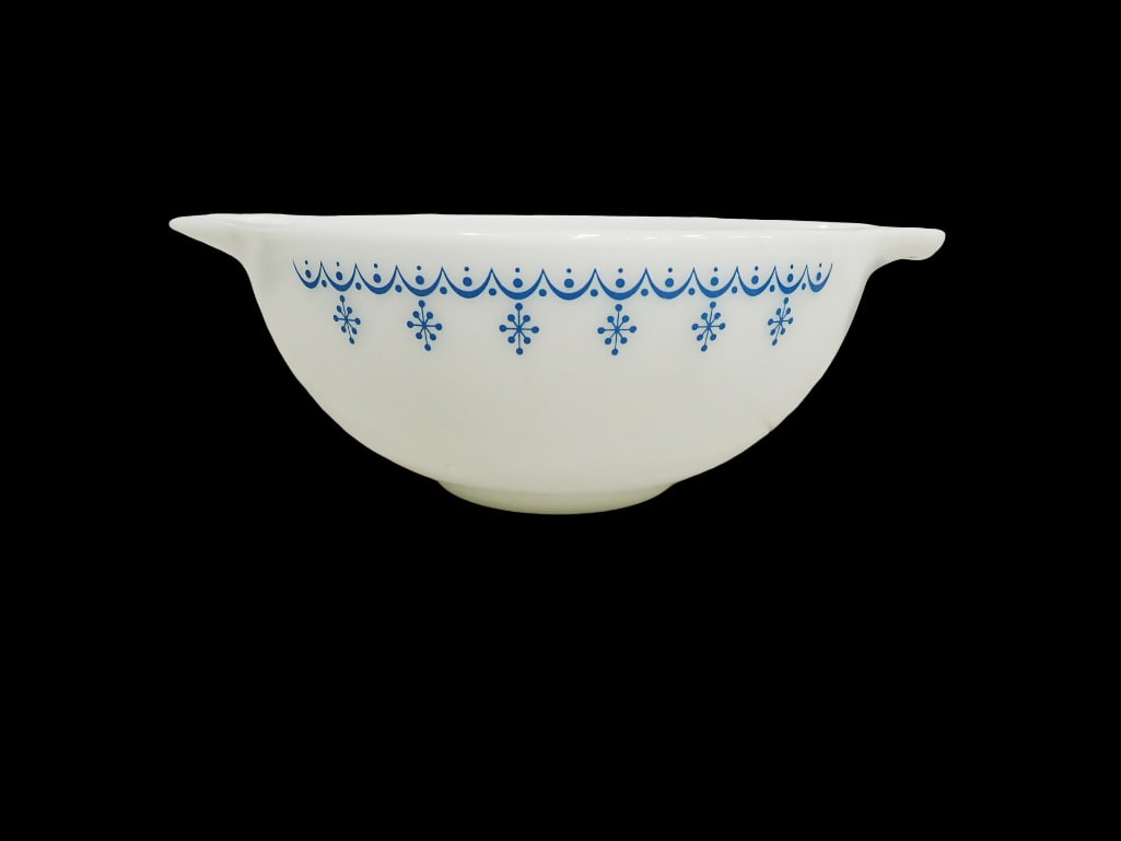 Vintage Pyrex Snowflake Blue 443 Cinderella Bowl circa 1972-1975: Vintage Pyrex Snowflake Blue 443 Cinderella Bowl circa 1972-1975 All pictures are considered part of the description and should be examined carefully by bidders. Live Auctioneers is now offering Liv