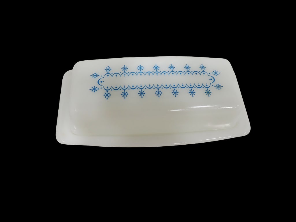 Vintage Pyrex Snowflake Blue Butter Dish circa 1972-1975: Vintage Pyrex Snowflake Blue Butter Dish circa 1972-1975 All pictures are considered part of the description and should be examined carefully by bidders. Live Auctioneers is now offering Live Shippi