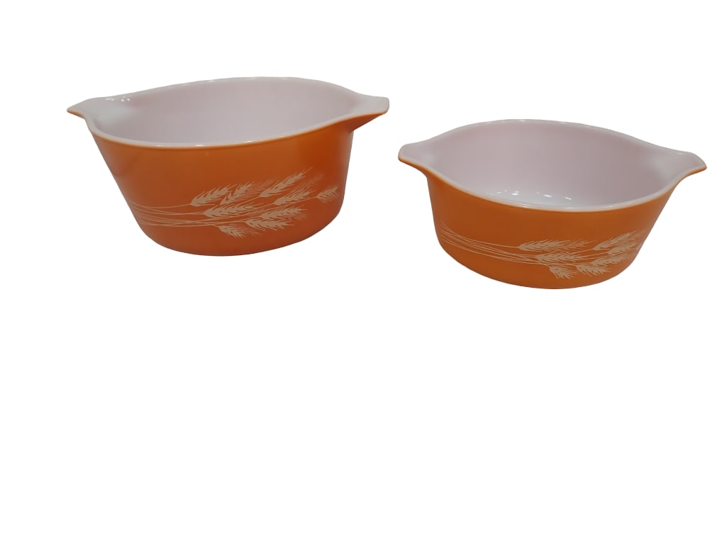Vintage Pyrex Autumn Harvest 472 and 473 Casserole Bowls circa 1979-1985: Vintage Pyrex Autumn Harvest 472 and 473 Casserole Bowls circa 1979-1985 All pictures are considered part of the description and should be examined carefully by bidders. Live Auctioneers is now offe