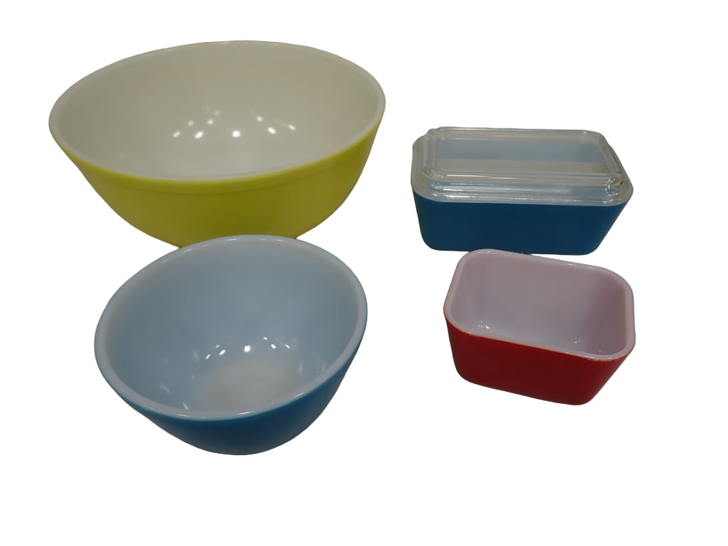 Vintage Pyrex Primary Colors Set Including Blue 401 and Yellow 404 Mixing Bowls and Red 501 NO LID a (1 of 3)