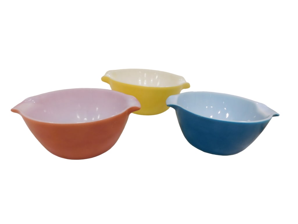 Set of 3 Vintage Fire King Mixing Bowls, 1 Brown, 1 Blue and 1 Yellow (1 of 7)