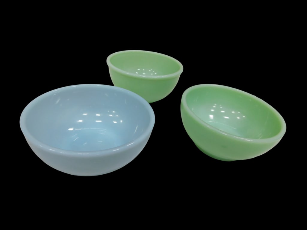 Set of 3 Vintage Fire King 5" Bowls incl 1 Azurite and 2 Jadeite (1 of 7)