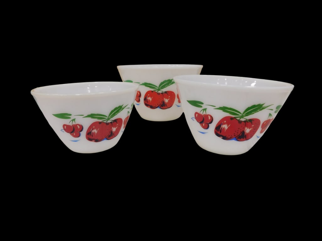 Vintage 3 Piece Fire King Splash Bowls Including 7 1/2", 8 1/2" and 9 1/2" Bowls in Apples and Cherr (1 of 5)