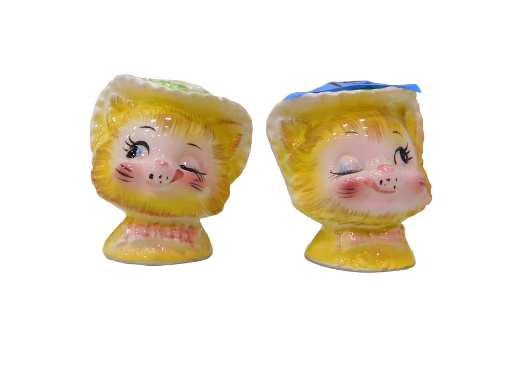 Vintage Lefton Winking Kitty Salt and Pepper Set (1 of 6)