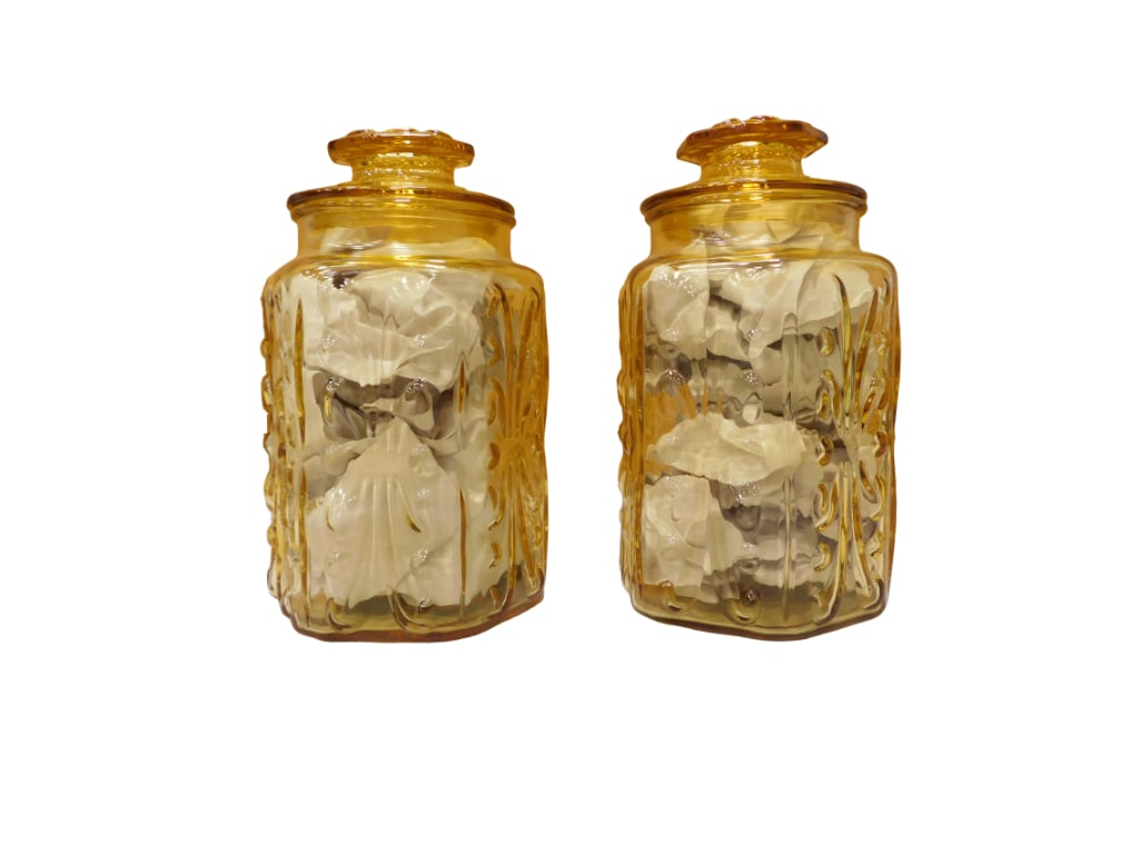 Set of 2 Vintage L.E. Smith Atterbury Scroll 9" Amber Canisters: Set of 2 Vintage L.E. Smith Atterbury Scroll 9" Amber Canisters. All pictures are considered part of the description and should be examined carefully by bidders. Live Auctioneers is now offering L