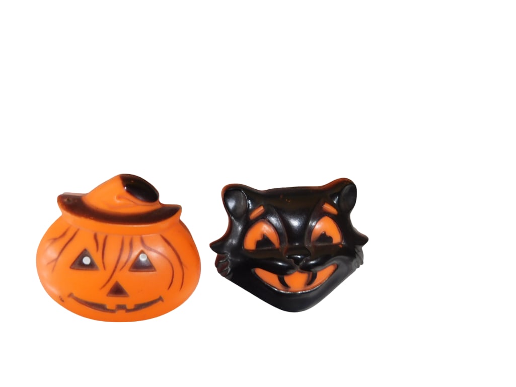 2 Vintage Halloween Clicker Toys: 2 Vintage Halloween Clicker Toys. All pictures are considered part of the description and should be examined carefully by bidders. Live Auctioneers is now offering Live Shipping through them. This is