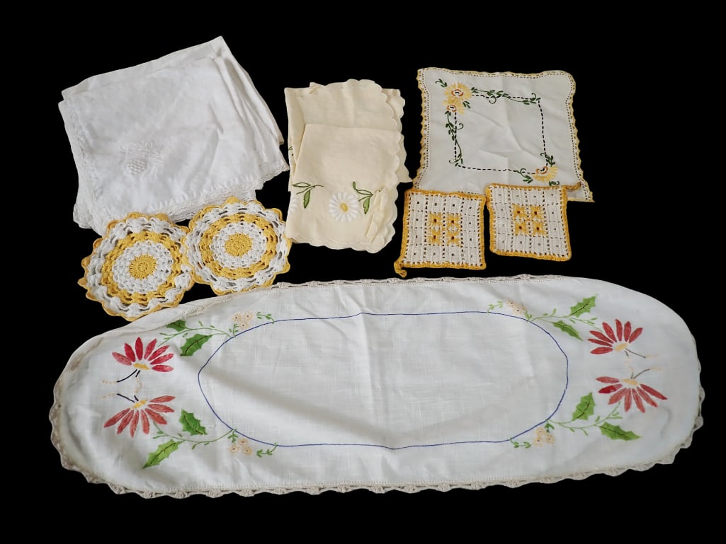 Lot of Vintage Linens Including 8 Daisy Napkins, 8 Grapes Napkins, Floral Table Runner, Sunflower Ha (1 of 6)