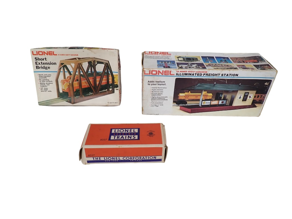 3 Lionel Train Accessories incl Illuminated Freight Station, Short Extension Bridge, and 6037 Caboos (1 of 8)
