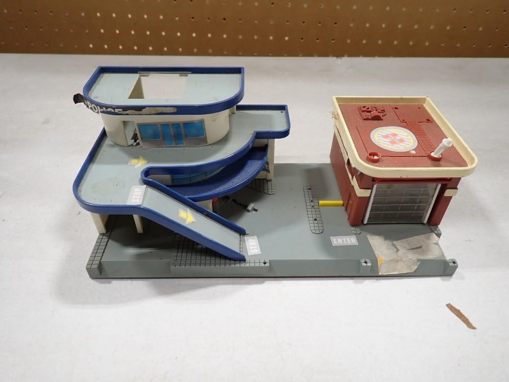 Micro Machines Police, Hospital Play Set: Micro Machines Police, Hospital Play Set Comes with everything as shown. All pictures are considered part of the description and should be examined carefully by bidders. Live Auctioneers is now offeri