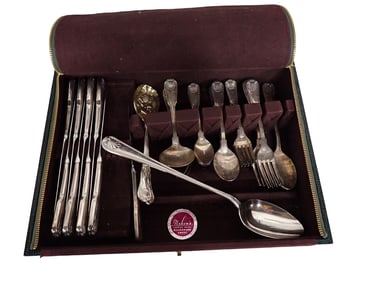 Towle Supreme Cutlery Silverplate Flatware Service; English Shell pattern. Including eight dinner fo