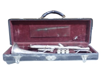 Vintage King Master Trumpet, looks to be Silver Plate. Comes with Case