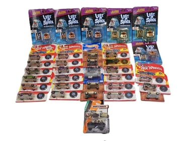 Lot of New in Package Johnny Lightning Lost In Space Cars, Hot Wheels Cars and a Matchbox Car 28 tot