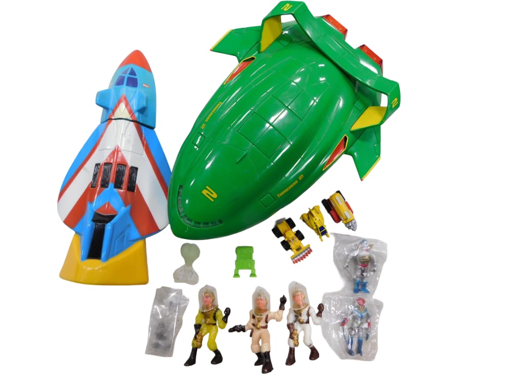 Vtg 1950s Spacemen w/ Helmets, Colorforms Aliens, Thunderbird 2 (1 of 6)
