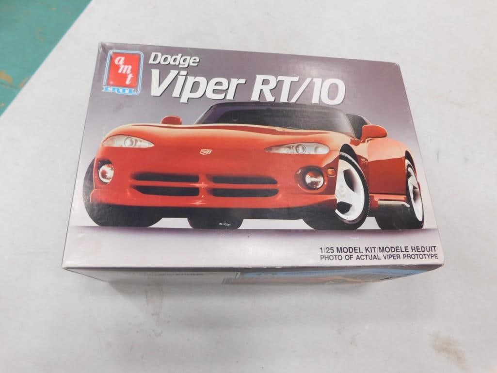 AMT Dodge Viper RT-10 1/25 Scale Model Kit (1 of 4)