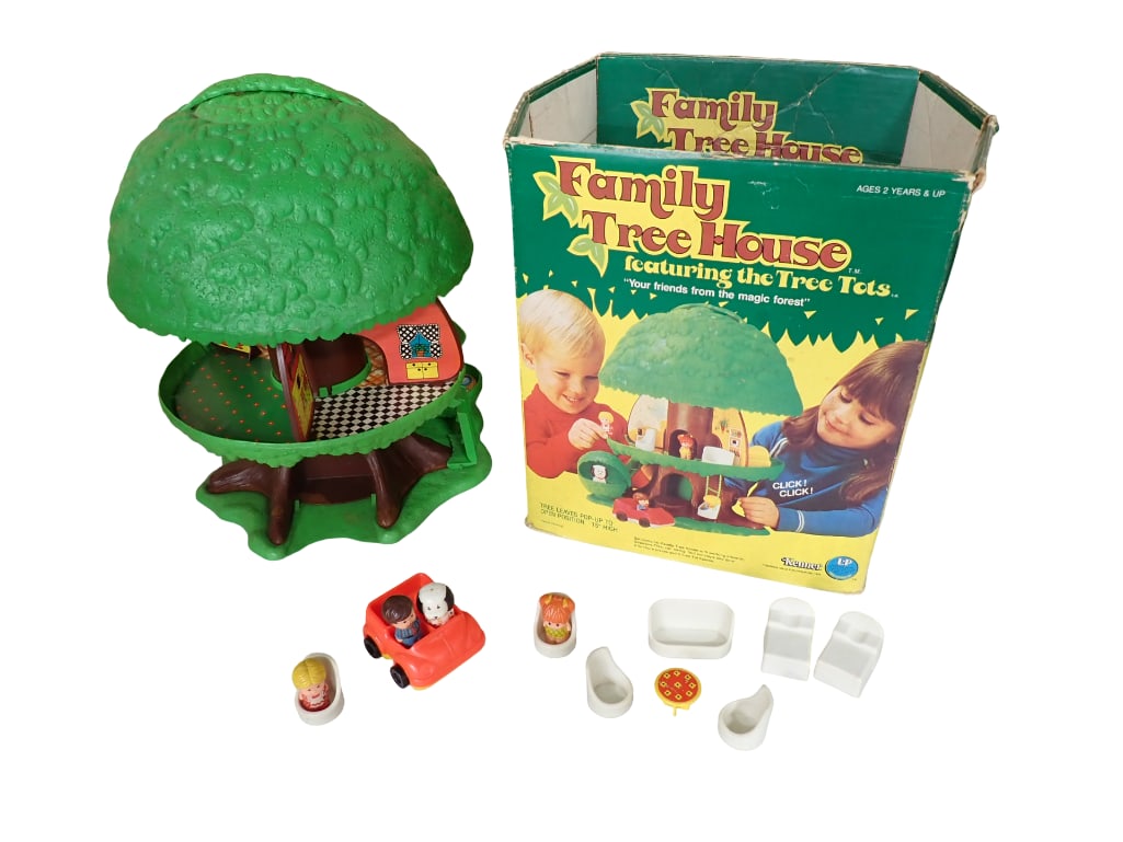 Vtg 1975 Family Tree House by Kenner with Original Box: Vintage 1975 Family Tree House by Kenner with Original Box. Condition: missing the boy, chair, and swing All pictures are considered part of the description and should be examined careful
