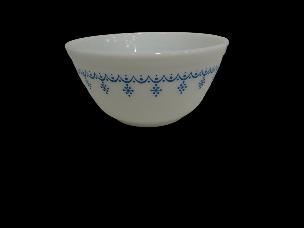 Vintage Pyrex Snowflake Blue 402 1 1/2 Qt. Mixing Bowl circa 1973-1975: Vintage Pyrex Snowflake Blue 402 1 1/2 Qt. Mixing Bowl circa 1973-1975 All pictures are considered part of the description and should be examined carefully by bidders. Live Auctioneers is now offe