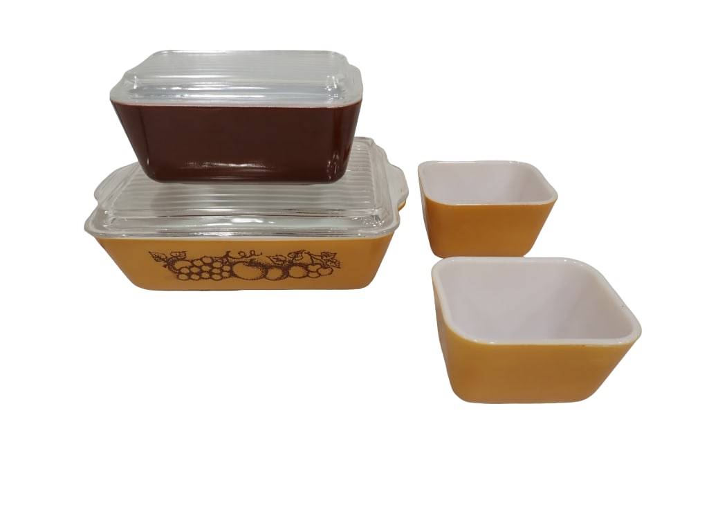 Vintage Pyrex Old Orchard Refrigerator Set Including Two Caramel Color 501s NO LIDS, a Dark Brown: Vintage Pyrex Old Orchard Refrigerator Set Including Two Caramel Color 501s NO LIDS, a Dark Brown 502 with Ridged Lid and an Old Orchard Pattern 503 with Ridged Lid All pictures are considered part