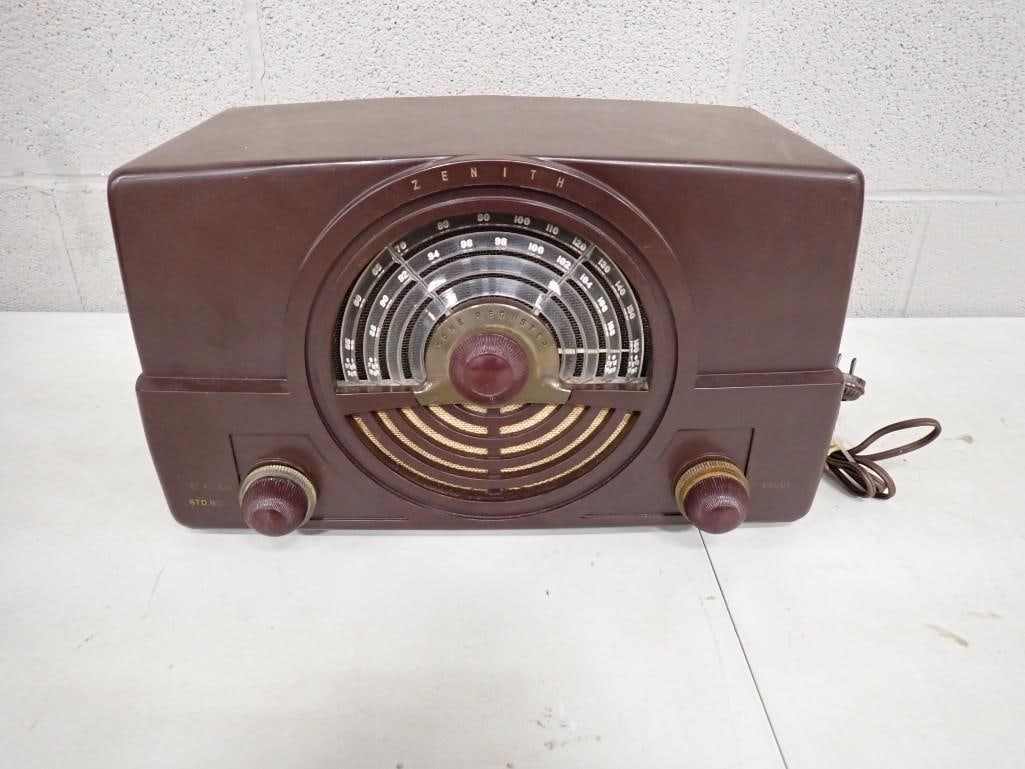 Vintage 1948 Zenith AM FM Radio Model 7H820: Vintage 1948 Zenith AM FM Radio Model 7H820 Condition: untested All pictures are considered part of the description and should be examined carefully by bidders. Live Auctioneers is now off