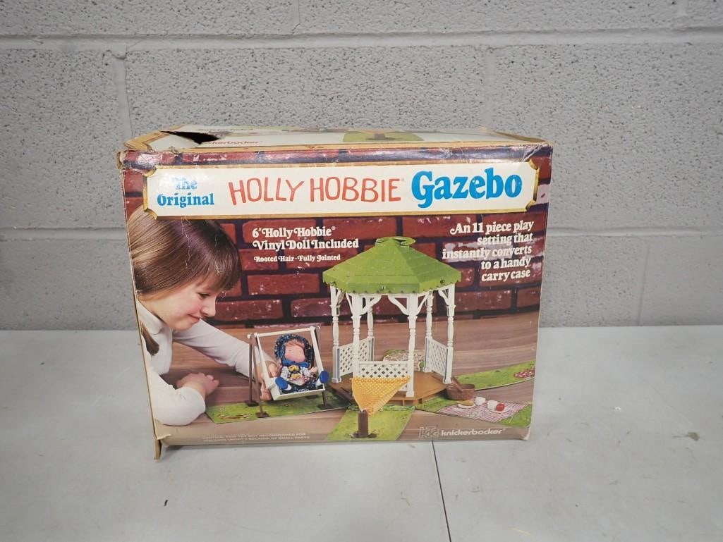 Vtg 1976 Knickerbocker Holly Hobbie Gazebo Playset in Original Box: Vintage 1976 Knickerbocker Holly Hobbie Gazebo Playset in Original Box. Includes only Gazebo, swing, and box. No dolls All pictures are considered part of the description and should be exa