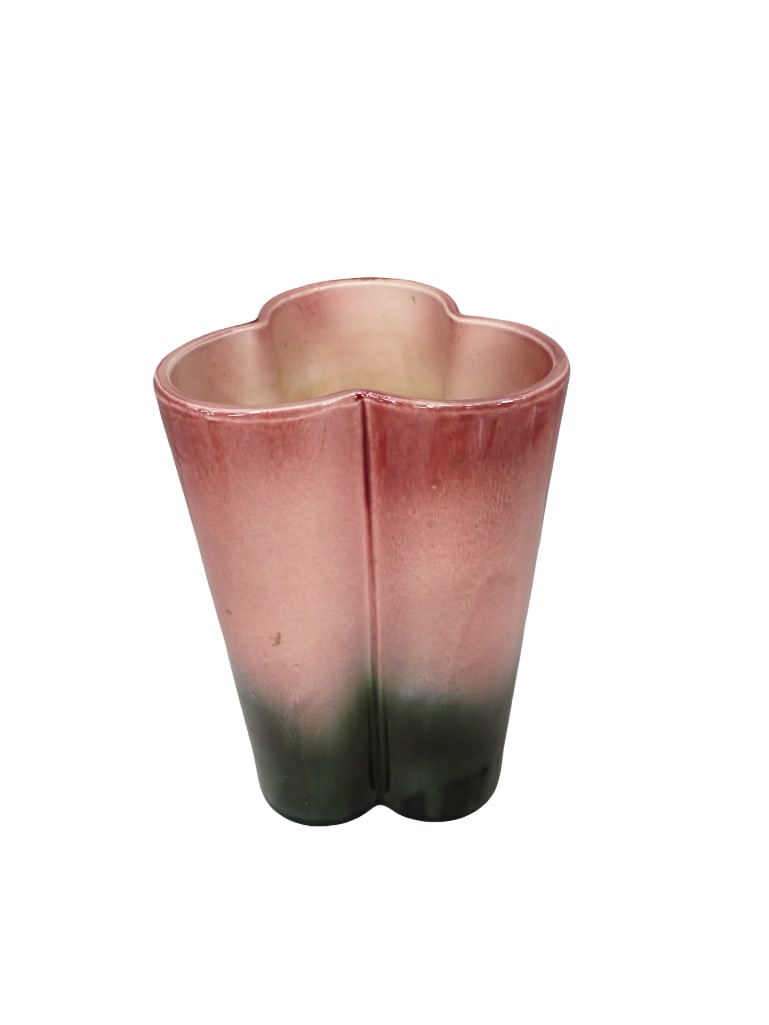 Vintage Hull Pottery Vase 110 Pink and Green Clover Leaf Shaped: Vintage Hull Pottery Vase 110 Pink and Green Clover Leaf Shaped All pictures are considered part of the description and should be examined carefully by bidders. Live Auctioneers is now offering Live