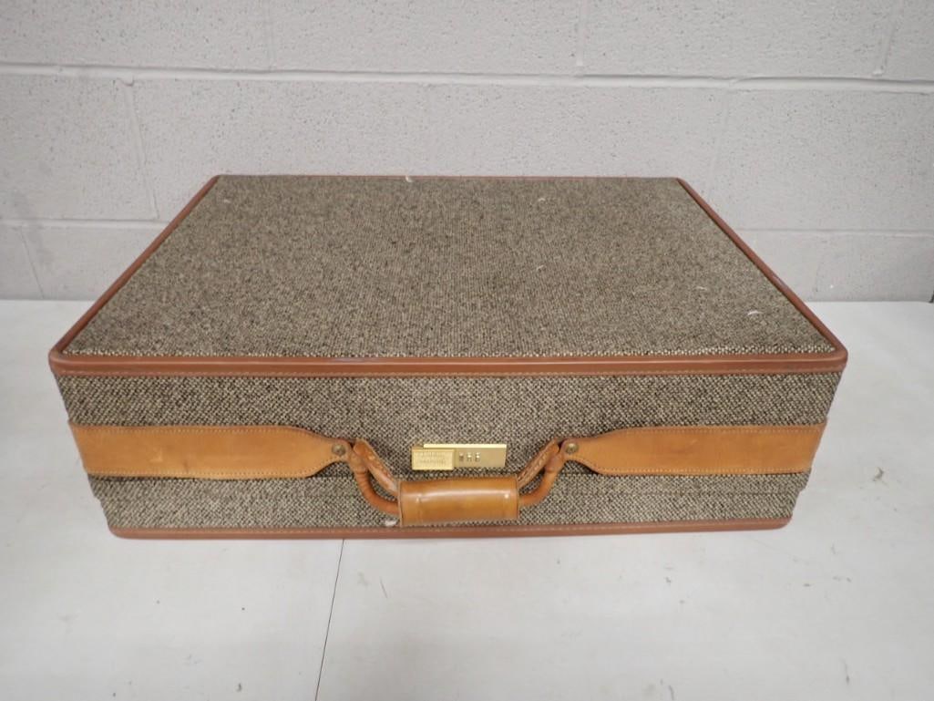 Vintage Hartmann Tweed Suitcase / Luggage Bag: Vintage Hartmann Tweed Suitcase / Luggage Bag All pictures are considered part of the description and should be examined carefully by bidders. Live Auctioneers is now offering Live Shipping through th