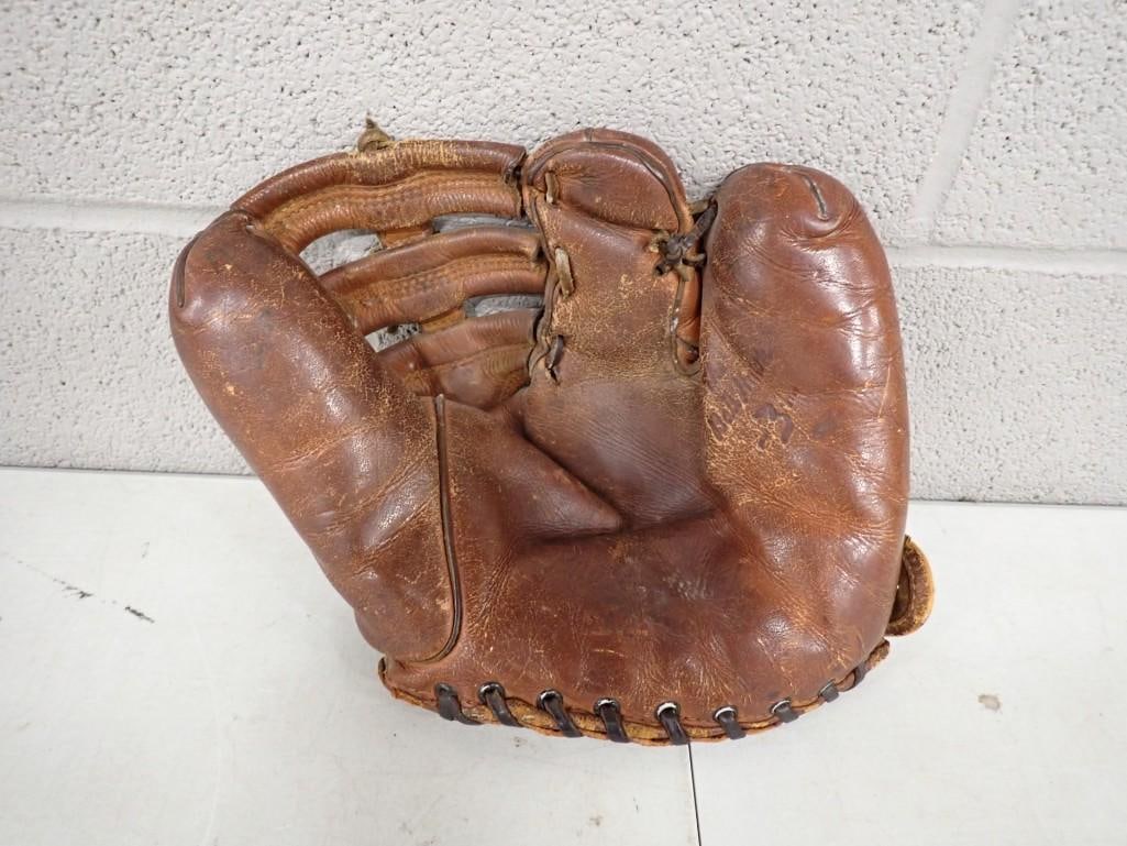 Vintage or Antique Wilson Baseball Glove / Mitt (1 of 5)