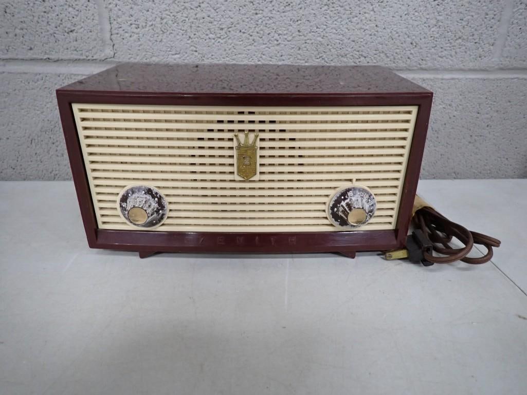 Vintage Zenith Tube Radio: Vintage Zenith Tube Radio - Turns on, but has a loud 60hz hum and doesn't tune very well. All pictures are considered part of the description and should be examined carefully by bidders. Live Auct