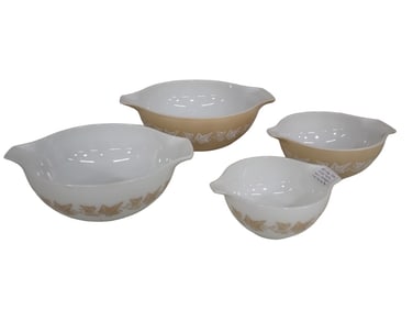 Set of 4 Vintage Pyrex Bowls - Cinderella Sandalwood Leaf Ivy Pattern