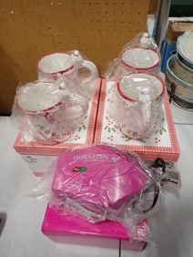 Kitchen Lot incl Pink Holstein Person Griddle and 4 Temptations Cups All New in Box