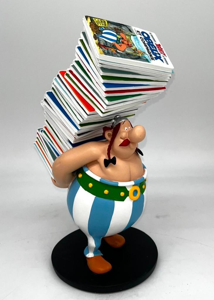 Asterix and Obelix Figure Carrying a Stack of Comic Books 2020: Asterix and Obelix Figure Carrying a Stack of Comic Books 2020. Beautiful condition les editions Albert Rene' All pictures are considered part of the description and should be examined care