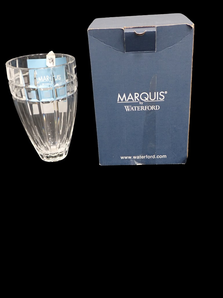 Waterford Marquis 8" Quadrata Vase in Box: Waterford Marquis Crystal 8" Quadrata Vase in Box. Great condition. Signed. All pictures are considered part of the description and should be examined carefully by bidders.