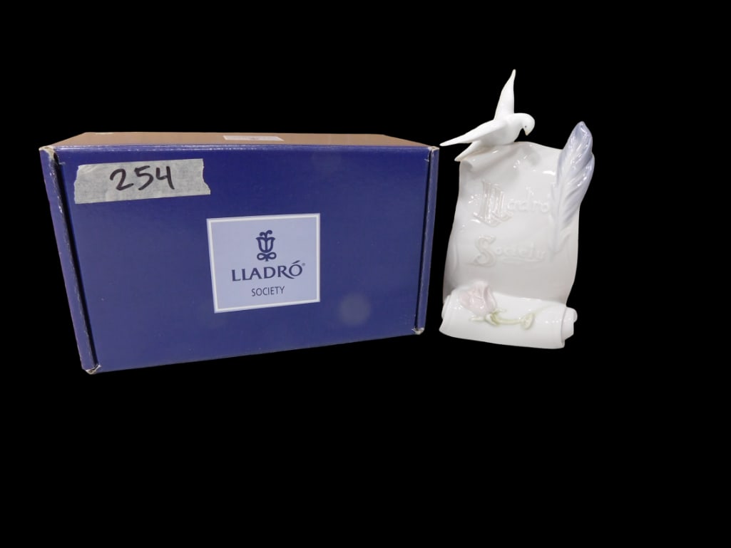 Lladro 7677 Art Brings Us Together Porcelain Figurine with Box: Lladro 7677 Art Brings Us Together Porcelain Figurine with Box. Beautiful condition. All pictures are considered part of the description and should be examined carefully by bidders. Live Aucti