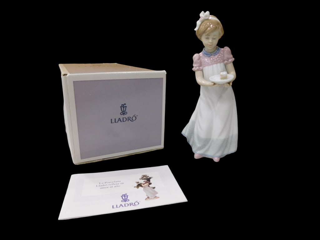 Lladro 5429 Happy Birthday Porcelain Figurine w/ Box: Lladro 5429 Happy Birthday Porcelain Figurine w/ Box. Beautiful condition. All pictures are considered part of the description and should be examined carefully by bidders. Live Auctioneers is