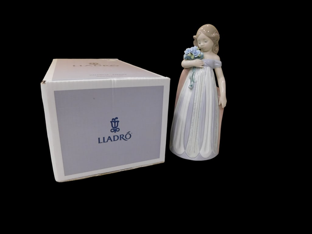 Lladro 1008150 Petals Caress Porcelain Figurine w/ Box and Paperwork: Lladro 1008150 Petals Caress Porcelain Figurine w/ Box and Paperwork. Beautiful condition. All pictures are considered part of the description and should be examined carefully by bidders. Live