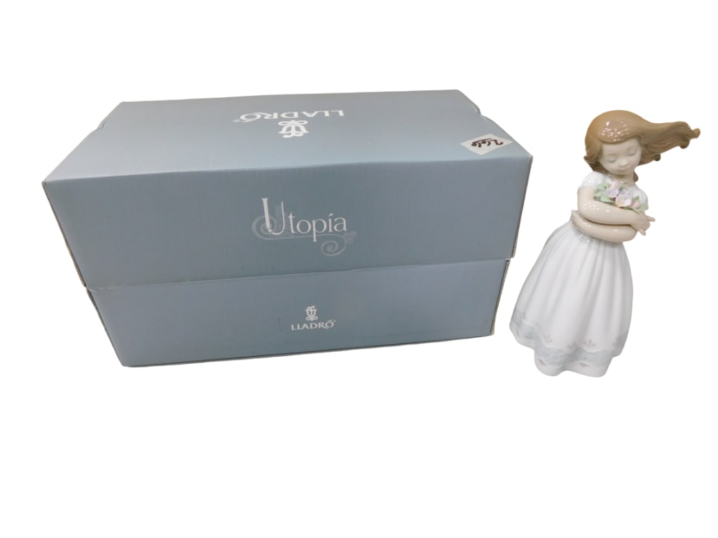 Lladro Utopia 1008248 Tender Innocence Porcelain Figurine w/ Box and Paperwork: Lladro Utopia 1008248 Tender Innocence Porcelain Figurine w/ Box and Paperwork. Beautiful condition. All pictures are considered part of the description and should be examined carefully by bidd