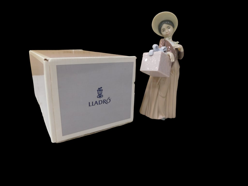 Lladro 6488 Gone Shopping Porcelain Figurine w/ Box and Paperwork: Lladro 6488 Gone Shopping Porcelain Figurine w/ Box and Paperwork. Beautiful condition. All pictures are considered part of the description and should be examined carefully by bidders. Live Au
