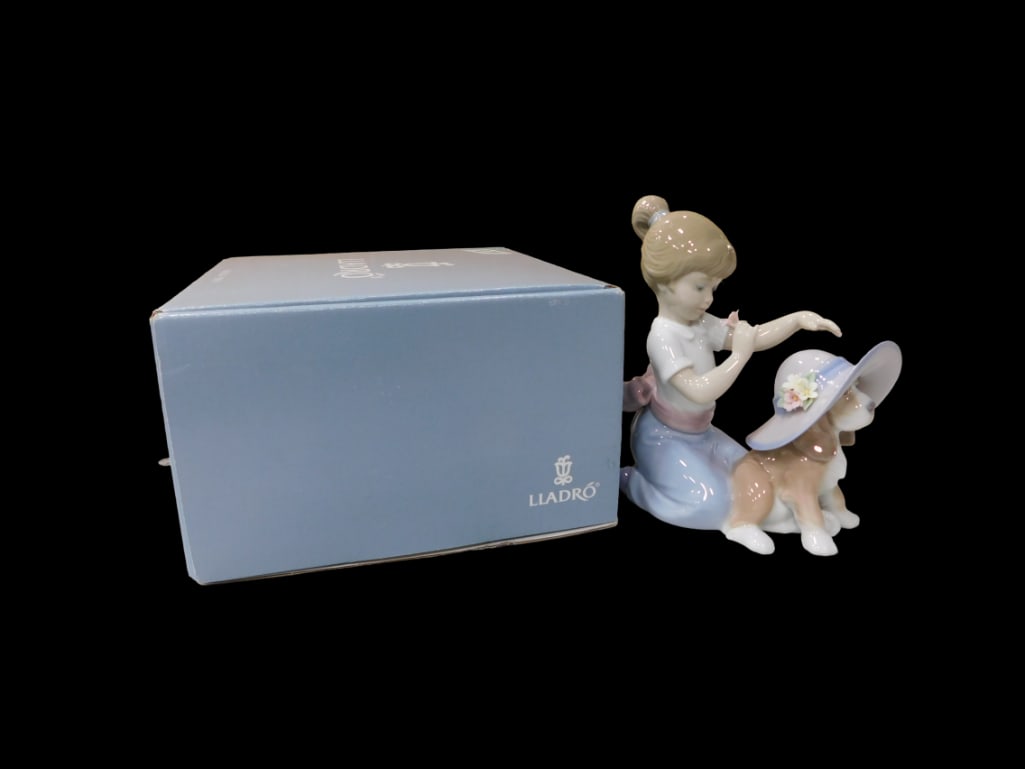 Lladro 1006862 An Elegant Touch Porcelain Figurine w/ Box and Paperwork (1 of 6)