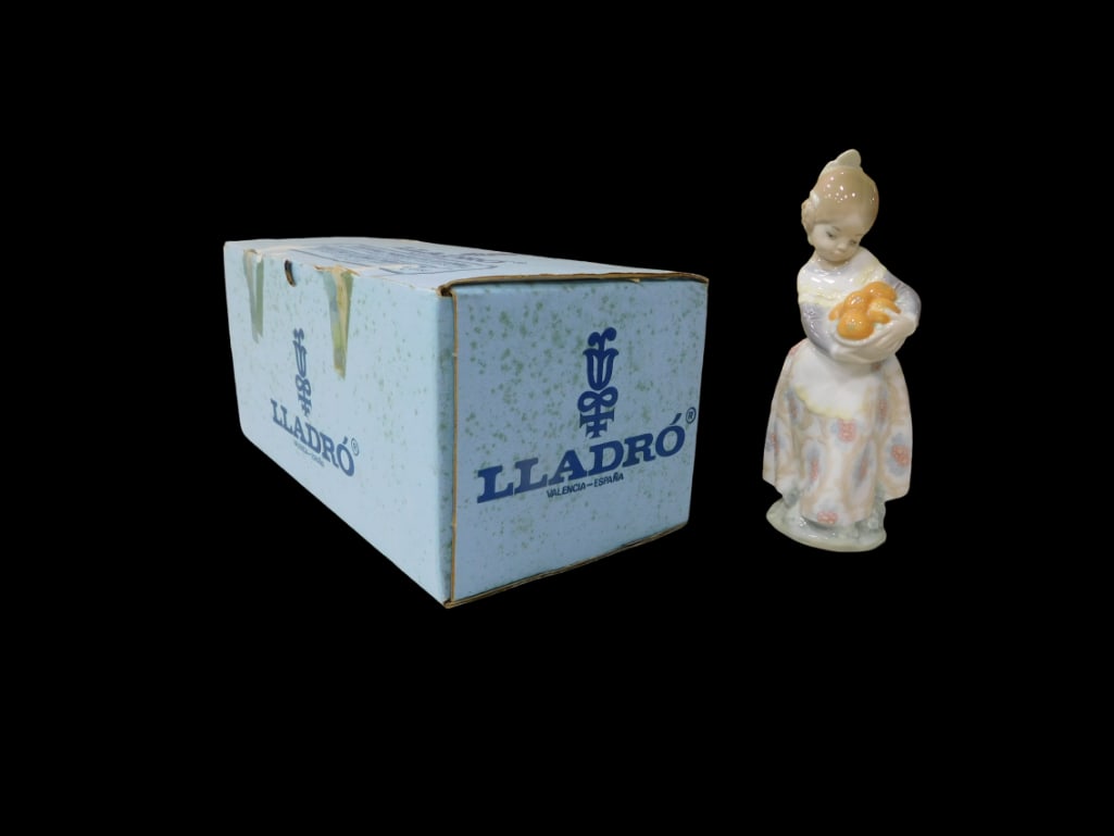 Lladro 4841 Valencianita Porcelain Figurine w/ Box (1 of 6)