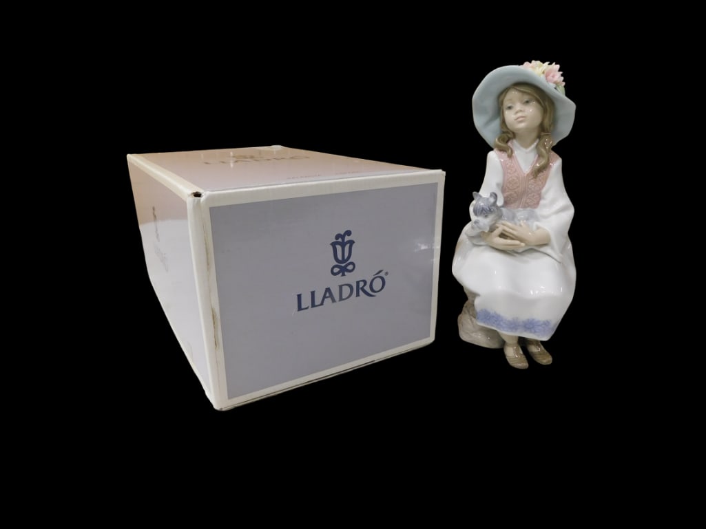 Lladro 6400 Daydreams Porcelain Figurine w/ Box and Paperwork: Lladro 6400 Daydreams Porcelain Figurine w/ Box and Paperwork. Beautiful condition. All pictures are considered part of the description and should be examined carefully by bidders. Live